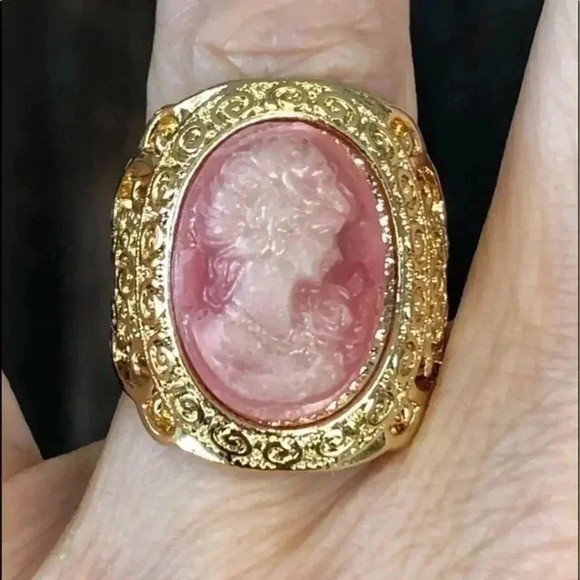 Pink Antique Vintage Style Cameo Lady Portrait Crystal Gold Ring - Picture 1 of 4